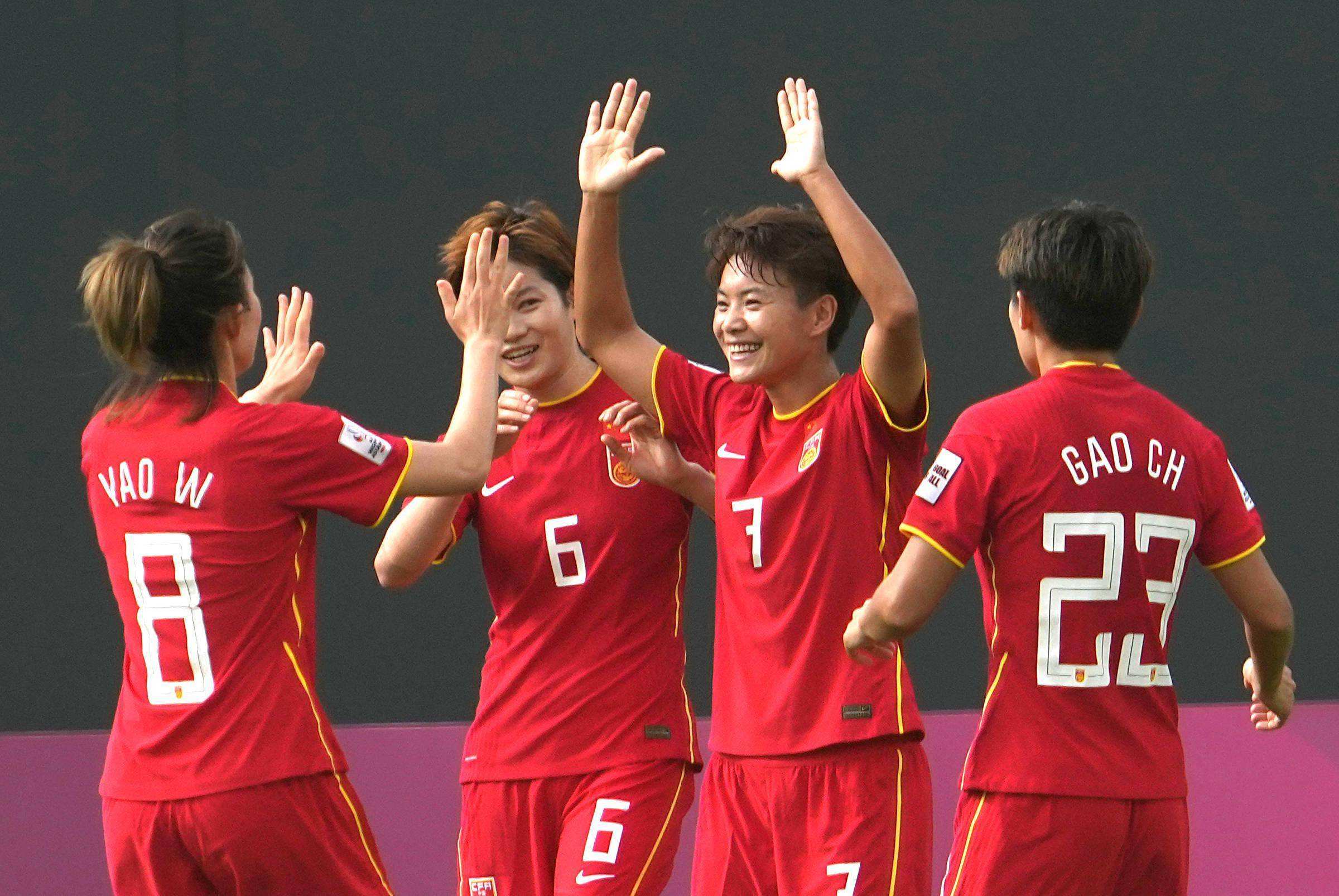 DB彩票试玩-关于国内足球比赛：女队员们奋勇拼搏的信息