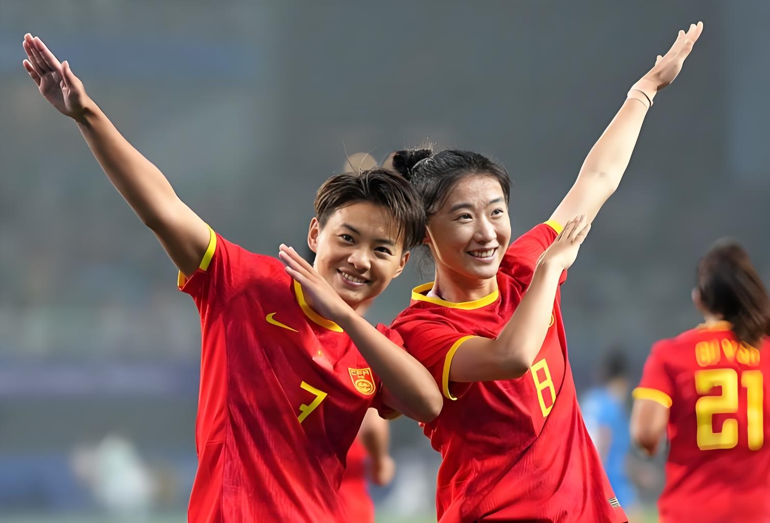 关于国内足球比赛：女队员们奋勇拼搏的信息