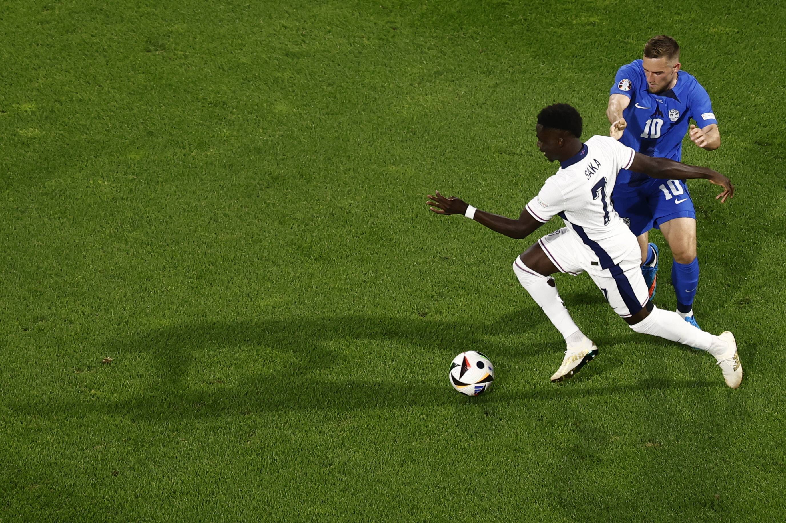 选手们在足球比赛中展现实力