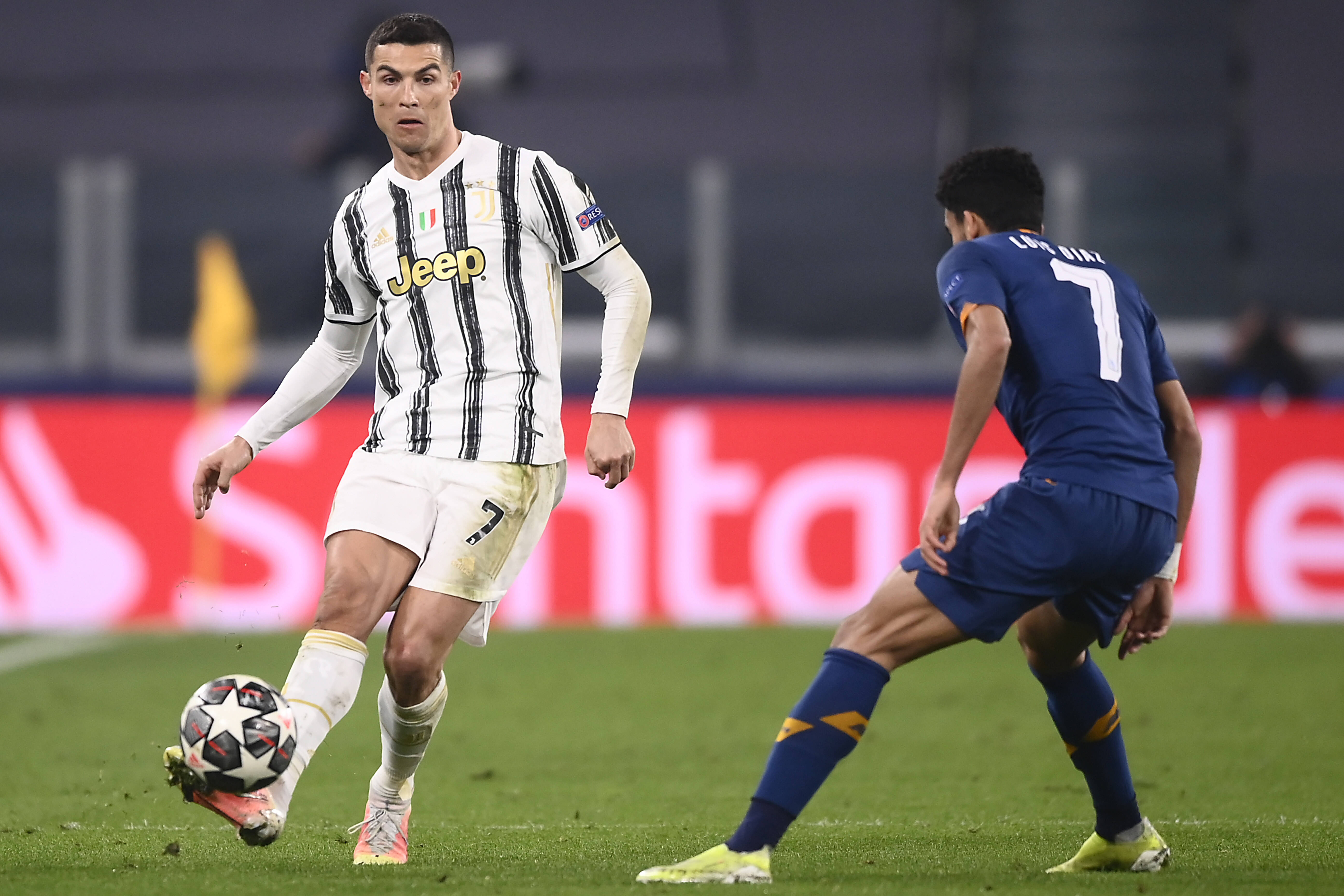 尤文图斯逆袭晋级，欧冠强赛场惊险万分