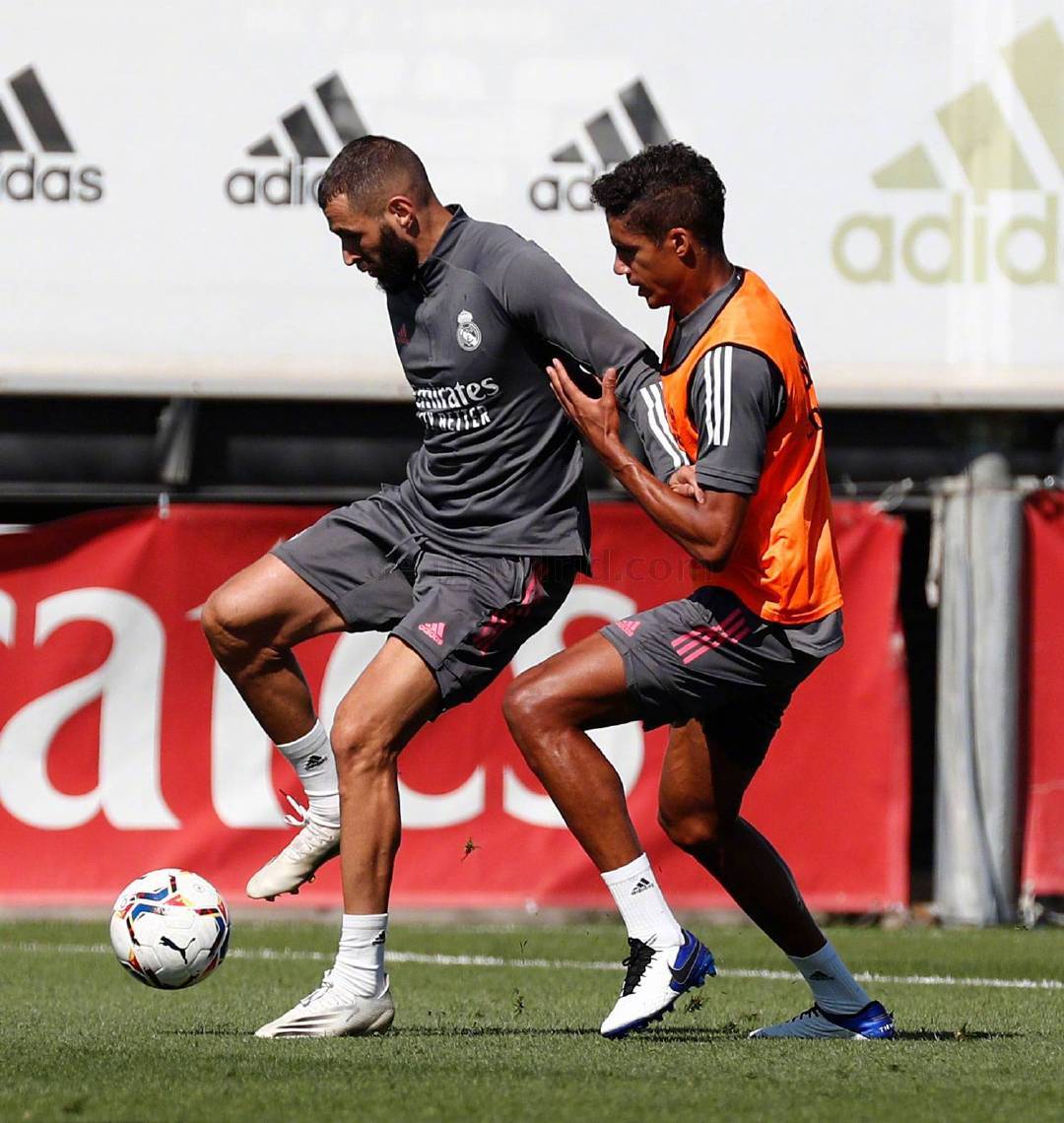 国内外足球俱乐部签约新球员，备战锋卫的简单介绍