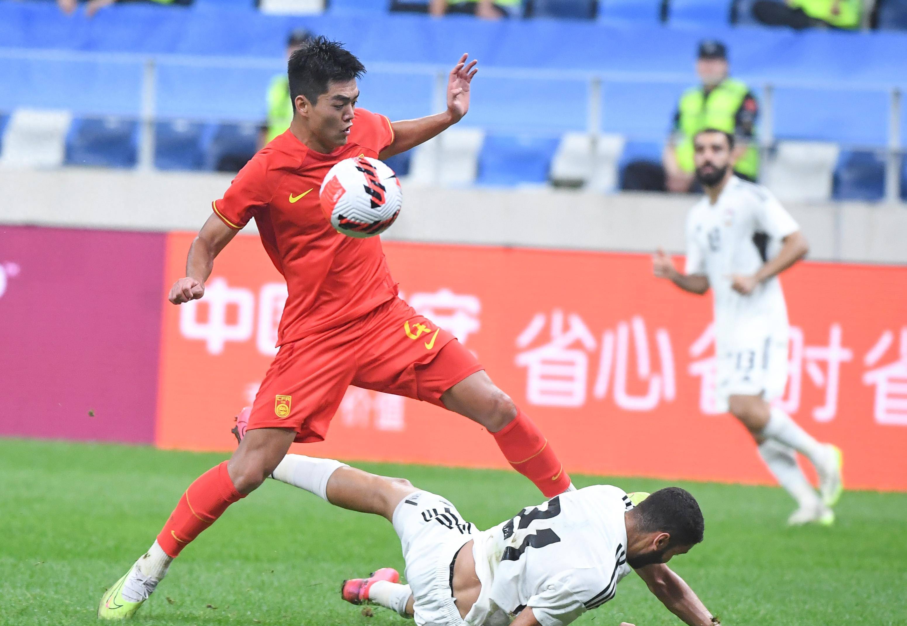 中国足球比赛中球员面对困境并不躲避！