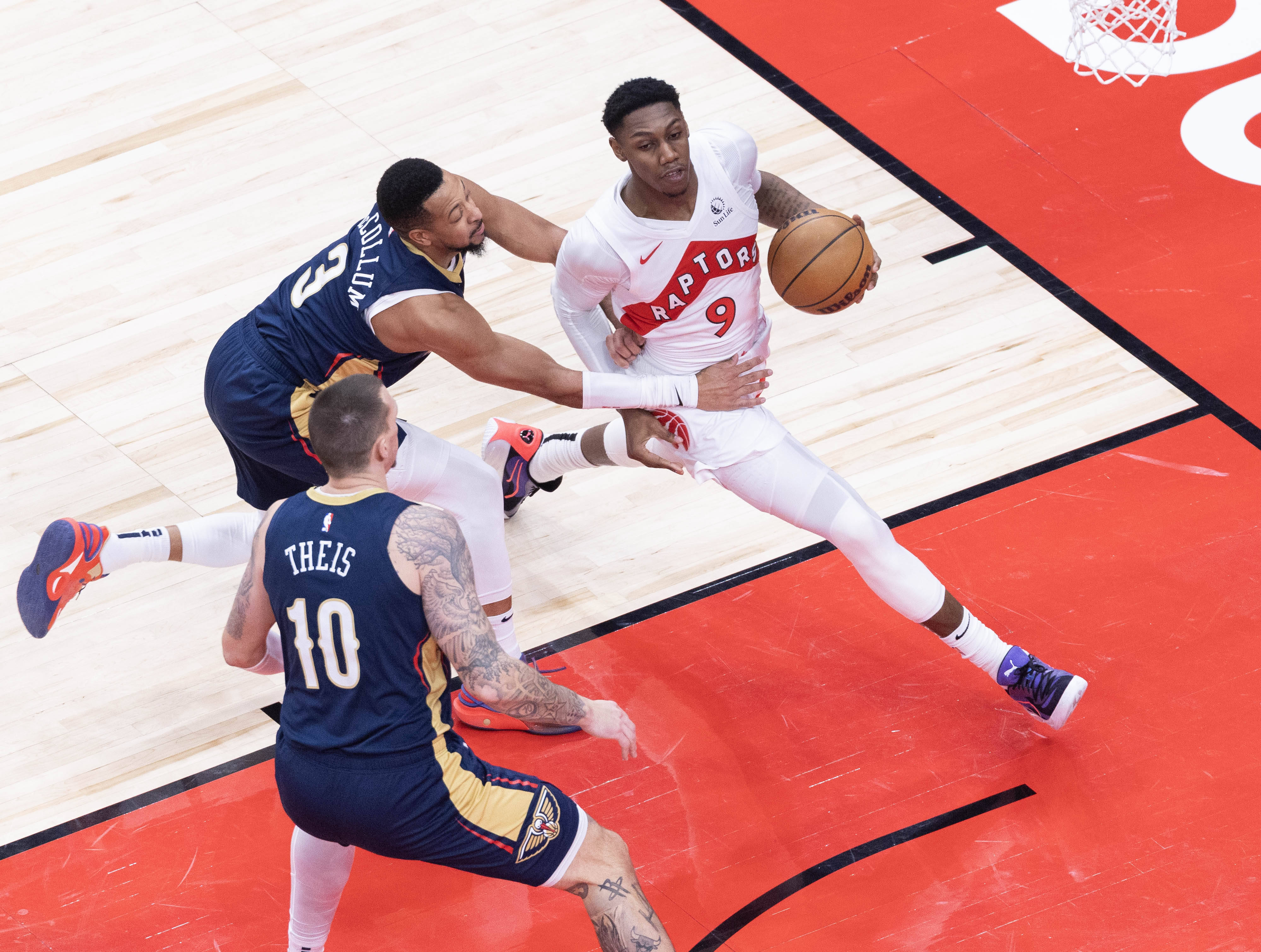 包含“猛龙坚守主场”——NBA精彩对决的词条