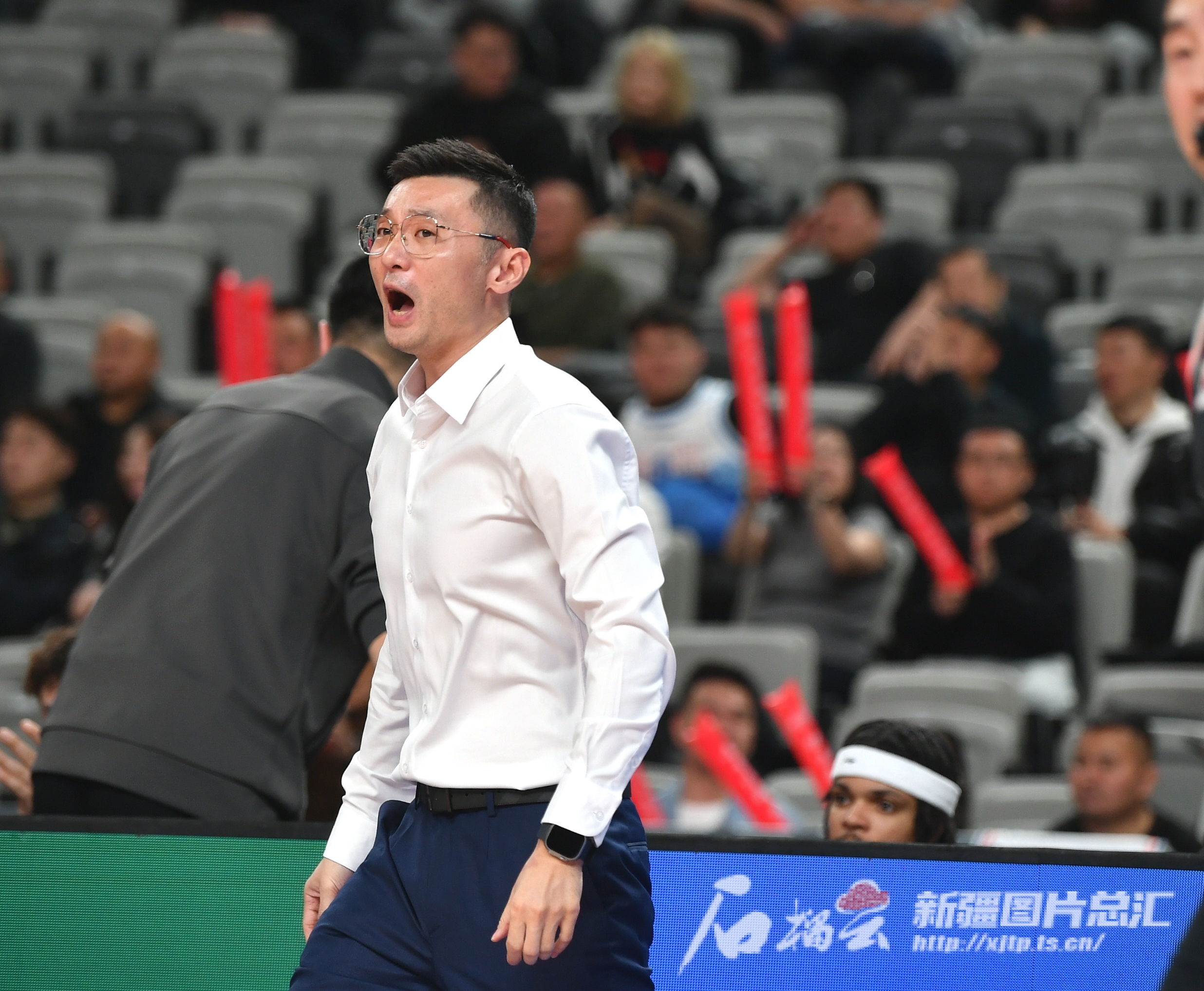 新疆男篮逆转深圳队获得胜利，继续领跑CBA积分榜