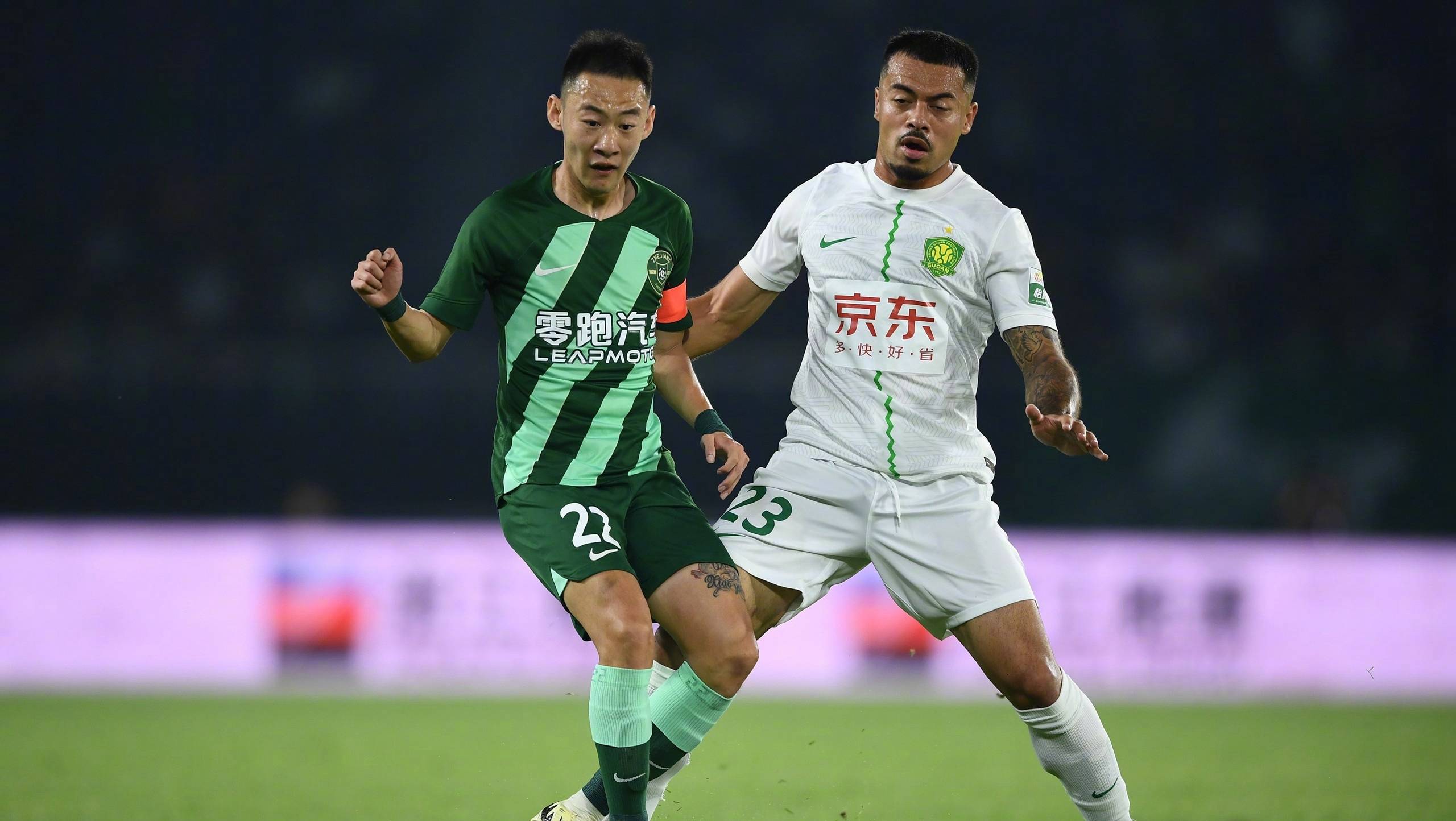 中超联赛第26轮：上海上港2-1击败广州富力，登顶积分榜